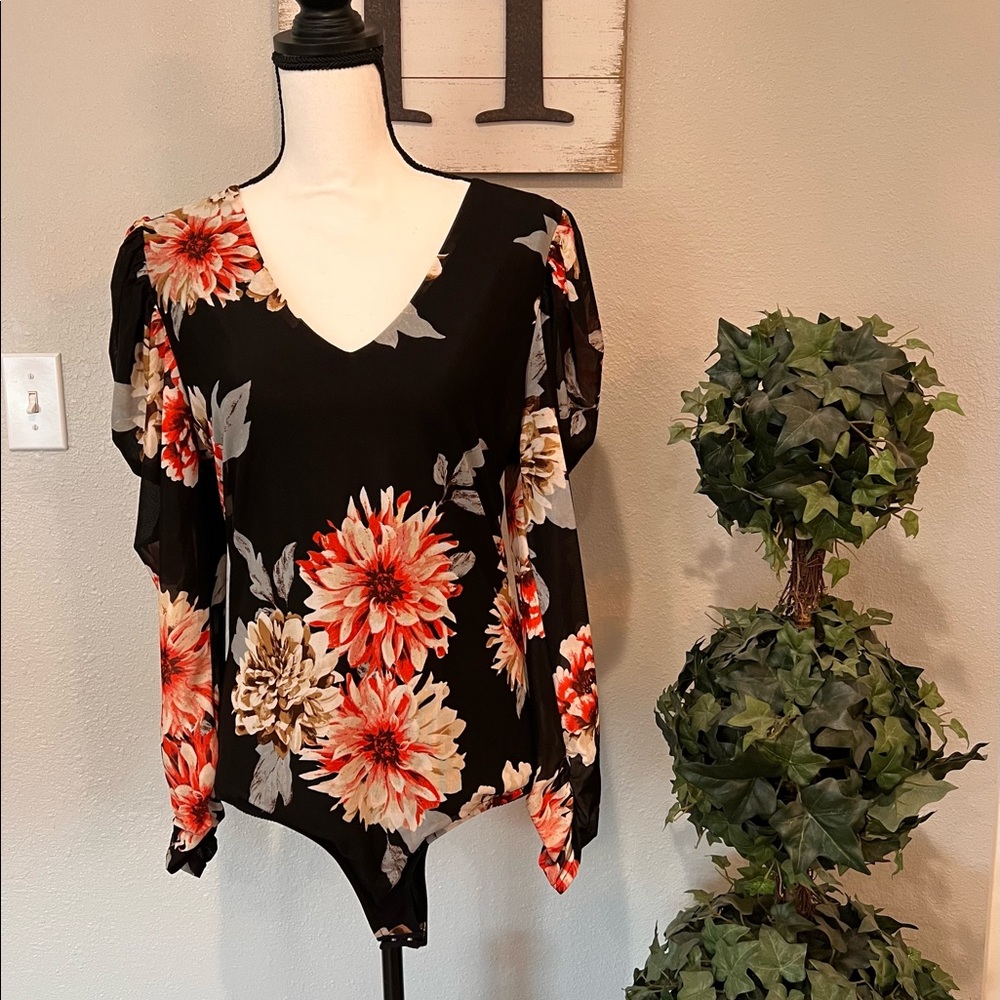 Ember brand floral print V-neck bodysuit with puff sleeves, size XL, NWT